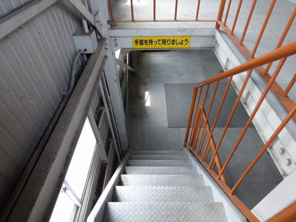 階段（3Ｆ倉庫から2階倉庫へ）